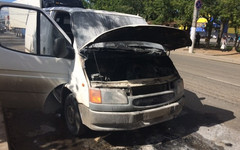 В Кирове микроавтобус загорелся во время движения