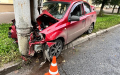 В Кирове машина врезалась в опору ЛЭП, пострадали двое