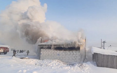 В Орловском районе пожар уничтожил гараж и машину во время ремонта