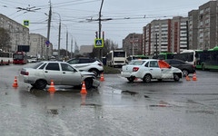 В Кирове столкнулись две легковушки: пострадал пассажир
