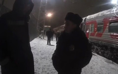 Пассажир поезда на вокзале в Кирове ударил полицейского по голове