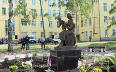 Скульптуру «Мать и дитя» установили рядом с кировским перинатальным центром