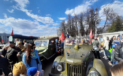 На Театральной площади началась выставка военных автомобилей. Фото