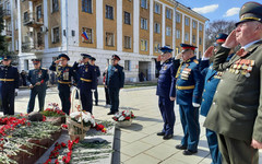 К Вечному огню в Кирове начали возлагать цветы. Фото