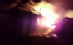 В Арбаже автоинспекторы спасли из горящего дома женщину с ребёнком и инвалида