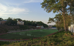 Прокуратура обязала спортшколу «Динамо» убрать мусор со стадиона