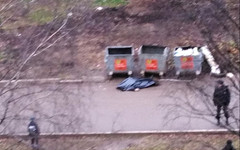 На Дзержинского у мусорных баков несколько часов лежал труп мужчины