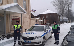 Полицейские помогли кировчанке вытащить автомобиль из канавы
