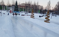 После жалоб кировчан на катке в Кочуровском парке выровняли покрытие