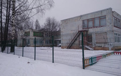 «Каникулы строгого режима»: у детского сада на улице Воровского обновили забор