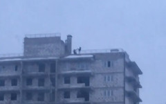 В Кирове сняли на видео подростков, забравшихся на крышу недостроенной многоэтажки