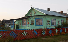 Пенсионерка из Котельничского района украсила свой дом картинами из пробок