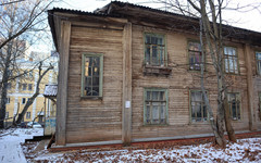 В Кирове 93-летний дом, который хотели ремонтировать, признали аварийным