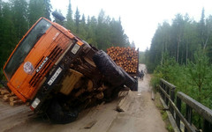 В Верхнекамском районе под лесовозом провалился мост