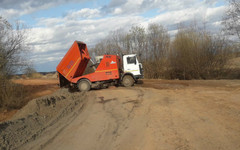 В пойму реки Чепца в Кирово-Чепецком районе сбрасывают пыль и грязь после уборки улиц