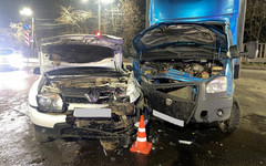 В Кирове на Производственной столкнулись два автомобиля, пострадала пассажирка