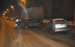 На улице Конева автоледи протаранила две припаркованные иномарки
