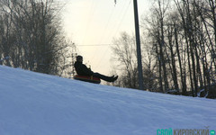 В Кировской области дети катались на ледянках с железнодорожной насыпи и чуть не попали под поезд