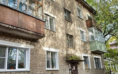 С крыши трёхэтажного дома в Кирове водопадом бежит кипяток