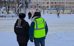 В Кирове «Отцовский патруль» помогает школьникам переходить дорогу у школы №37