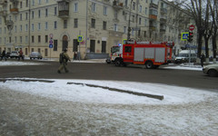 На Октябрьском проспекте пожарная машина по пути на вызов врезалась в легковушку