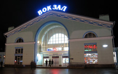 На кировском ж/д вокзале установили вывеску с более яркой подсветкой
