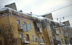 В центре Кирова на женщину упала с крыши сосулька