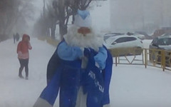 Кировчане заметили на улице Деда Мороза (видео)