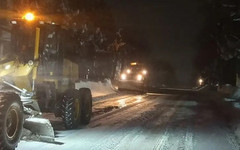 Директор коммунальной службы в Слободском вышел на уборку улиц от снега