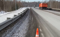 На дорогах Кировской области ремонтируют барьеры
