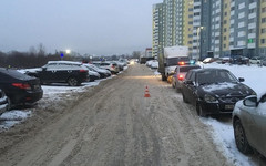 В Кирове ребёнок на ватрушке скатился под колёса автомобиля