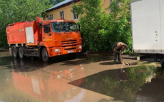 Пять бригад ежедневно устраняют последствия ливней в Кирове