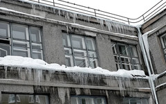 В Кирово-Чепецке снежная глыба упала на мужчину: пострадавший в больнице