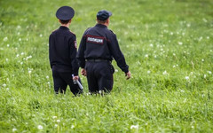Юрьянские полицейские на руках вынесли из леса обессилевшего мужчину
