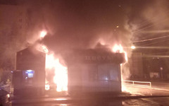 Ночью на улице Воровского сгорели три ларька. Фото