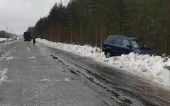 В Верхнекамском районе Honda съехала с дороги после столкновения с грузовиком