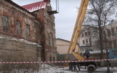 В самом старом каменном доме Кирова разрушается крыша