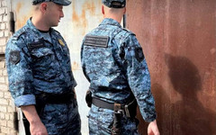 Кировчанка попыталась сбежать от приставов, но её задержали