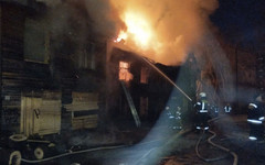 В центре Кирова ночью сгорел нежилой дом на Никитской