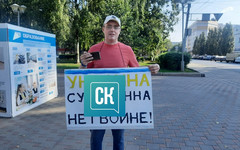 Кировчанин вышел на одиночный пикет к зданию правительства