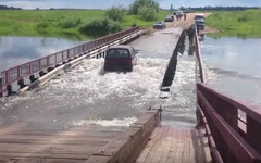 В Чепецке затопило наплавной понтонный мост в посёлок Каринторф. Видео