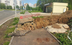 Тротуар обрушился на улице Братьев Васнецовых в Кирово-Чепецке