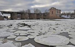 На реке Чепце образовались ледяные блины