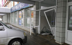 В Кирово-Чепецке автомобиль протаранил двери супермаркета