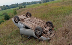 В Уржумском районе автомобиль съехал с дороги и перевернулся. Погибла 23-летняя девушка