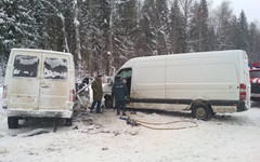 Смертельное ДТП на трассе Киров - Советск: лоб в лоб столкнулись два грузовых фургона