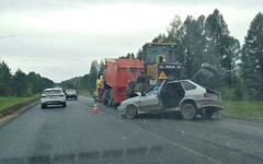 На Победиловском тракте «Лада» врезалась в дорожный погрузчик: водитель погиб на месте