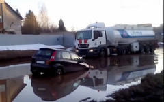 В Кирово-Чепецке в луже утонула машина