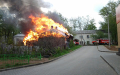 На ул. Грибоедова сгорел дом (фото, видео)
