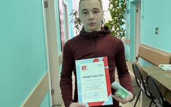 В Кировской области наградили 18-летнего донора